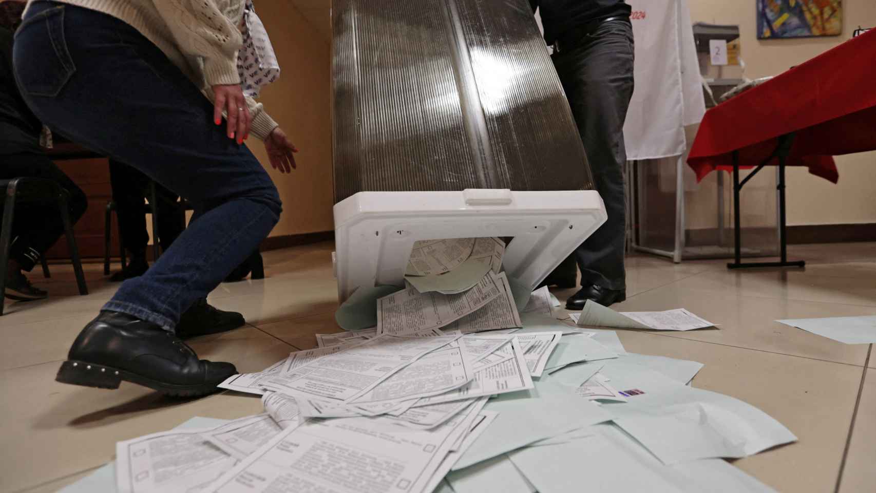 Los miembros de una comisión electoral vacían una urna antes de contar los votos, en la ciudad de Vladivostok.