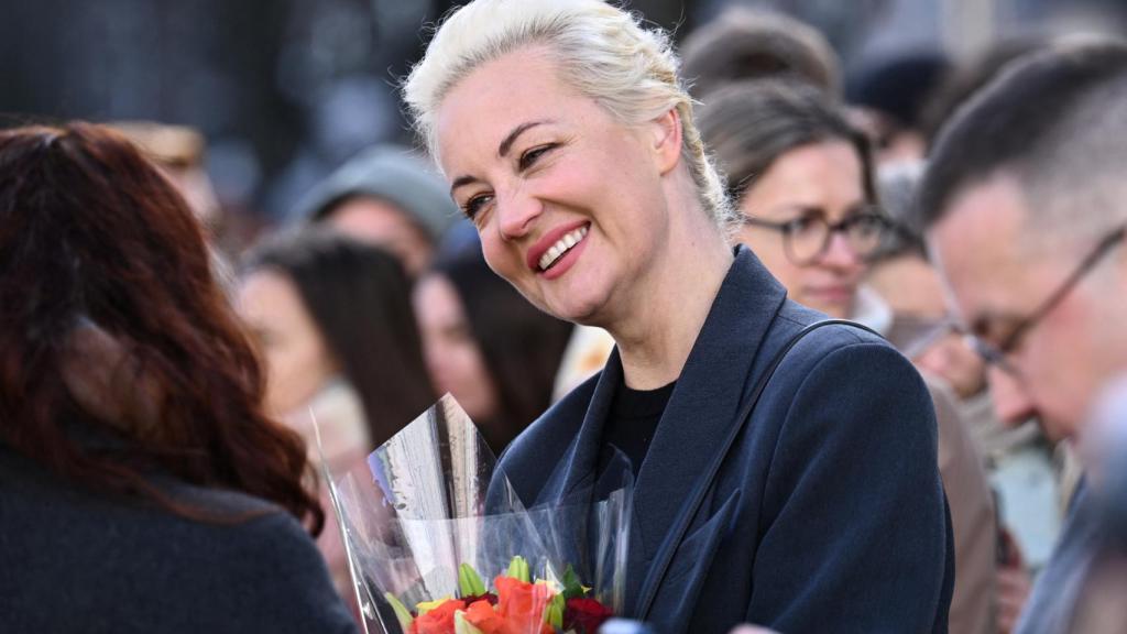 Yulia Navalnaya hace cola frente a la embajada rusa en el último día de las elecciones presidenciales en Rusia.