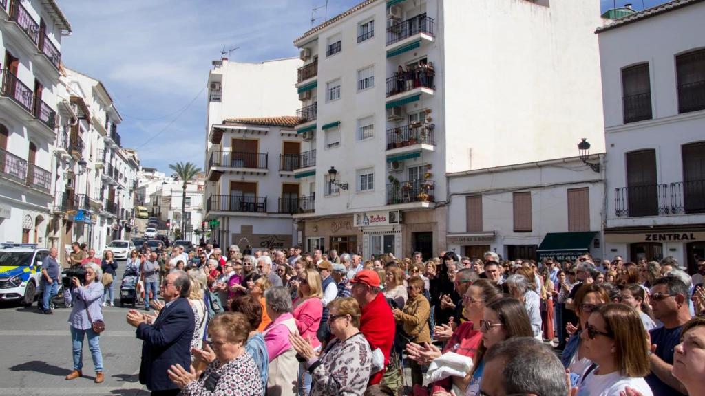 Vecinos de Álora se concentran a las puertas del Ayuntamiento para guardar un minuto de silencio.