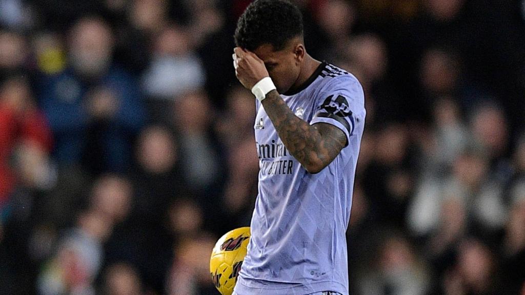 Rodrygo, pensativo con el balón en la mano.