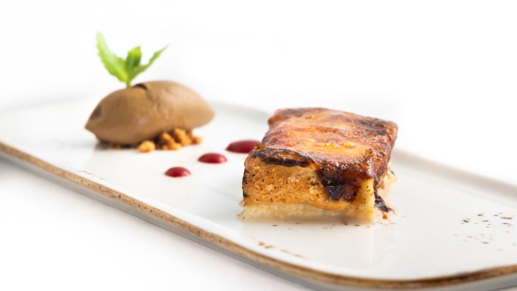 Torrija caramelizada con helado de café. Arcea Palacio de las Nieves