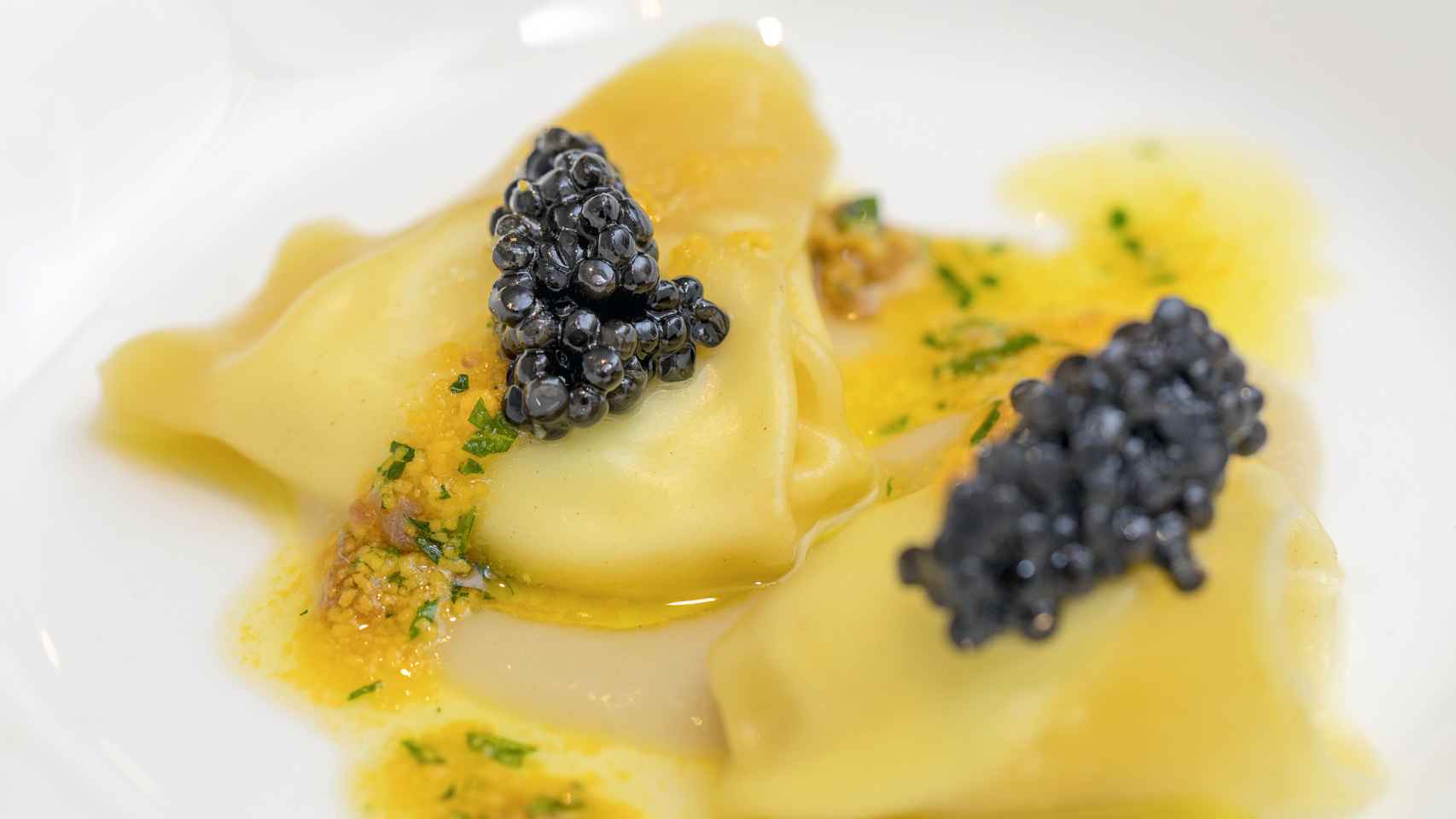 Su famoso ravioli de ricota ahumada con caviar de París 1925 oscietra.