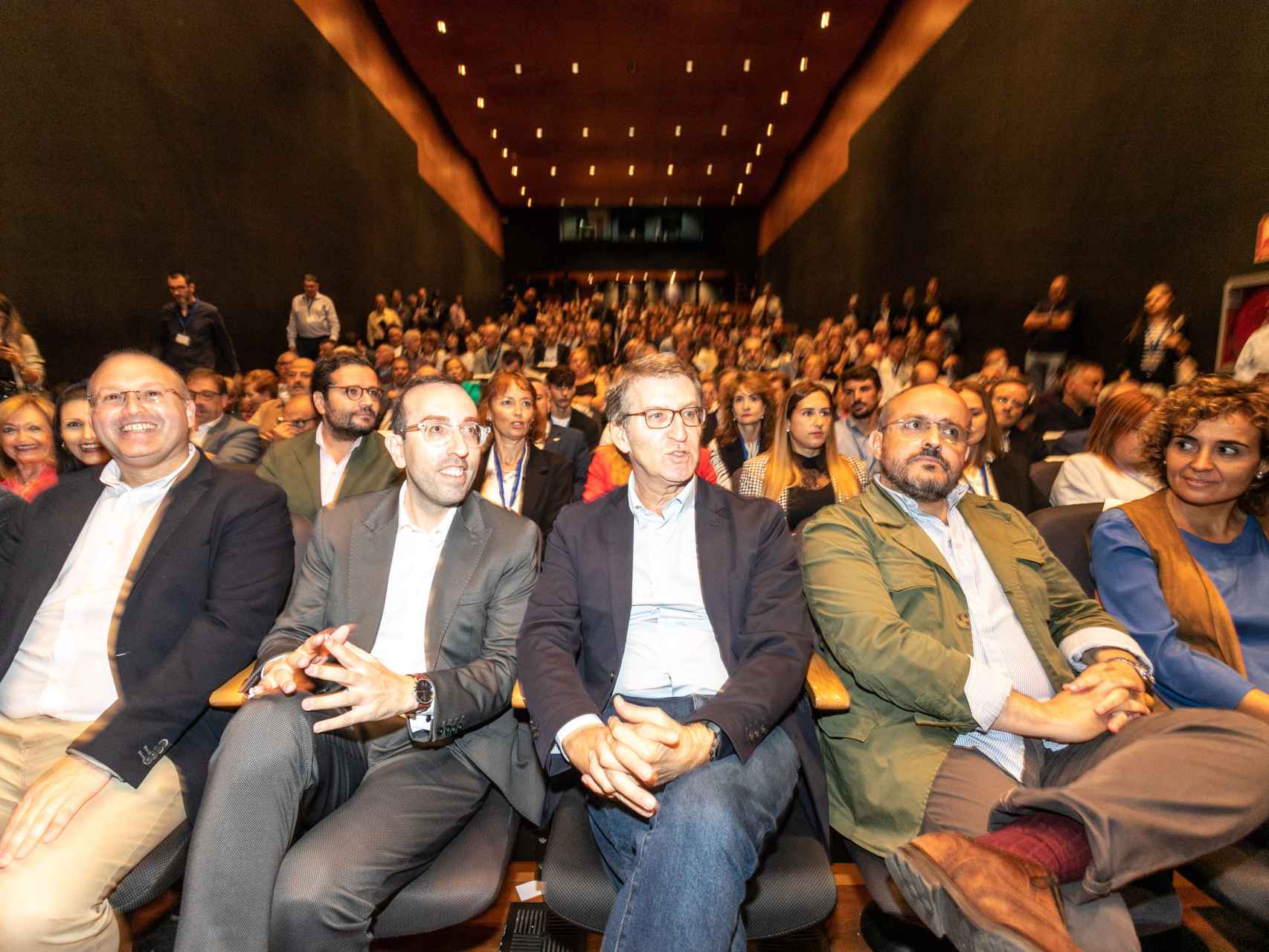 Feijóo (c), el presidente del PP de Cataluña, Alejandro Fernández (d), y la portavoz del (PP) en el Parlamento Europeo, Dolors Montserrat.