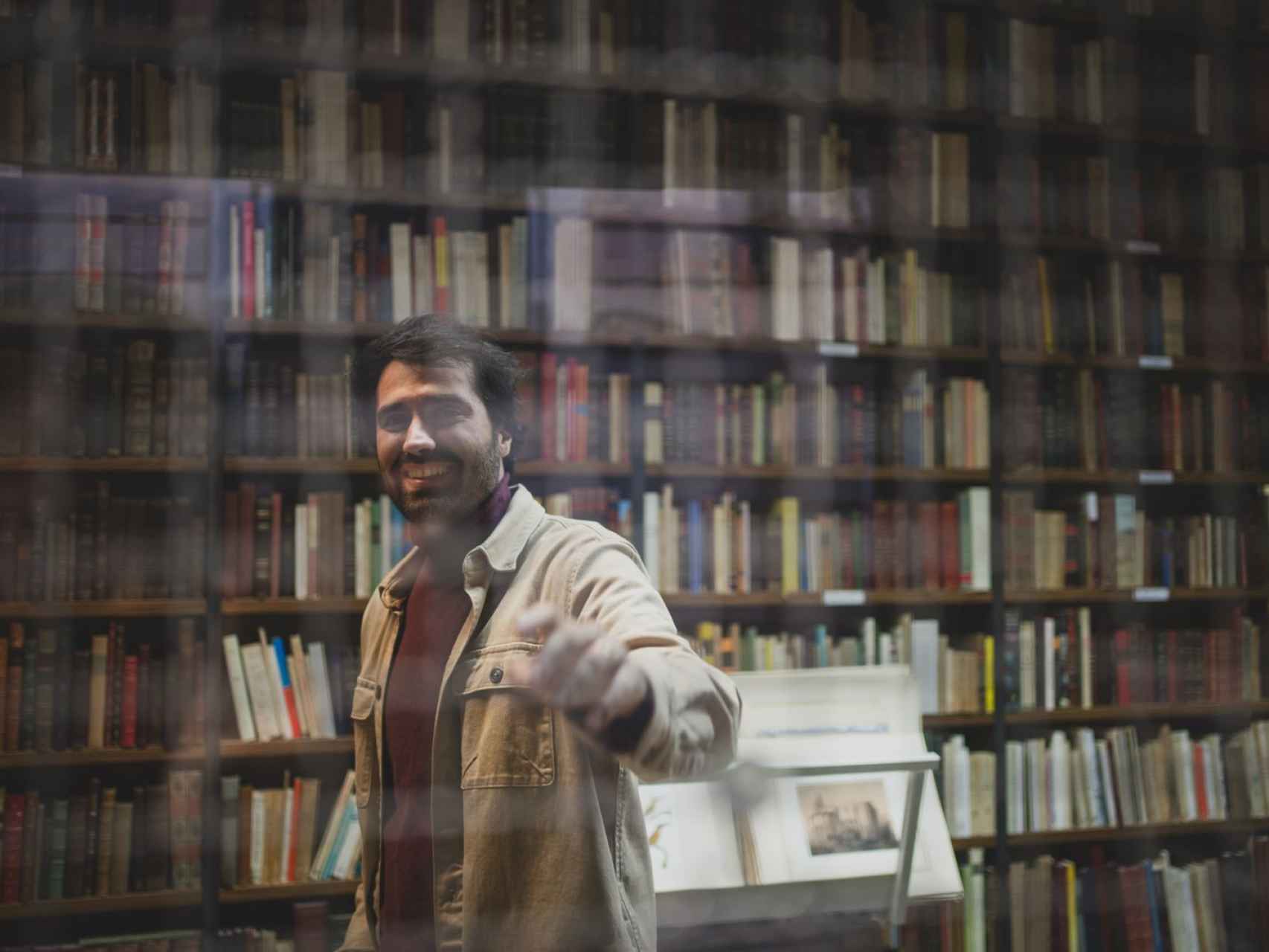Daniel Ramírez, en una de esas librerías de viejo donde le gusta perderse.