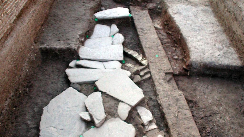 Imagen de la calzada romana hallada por las obras del metro de Sevilla.