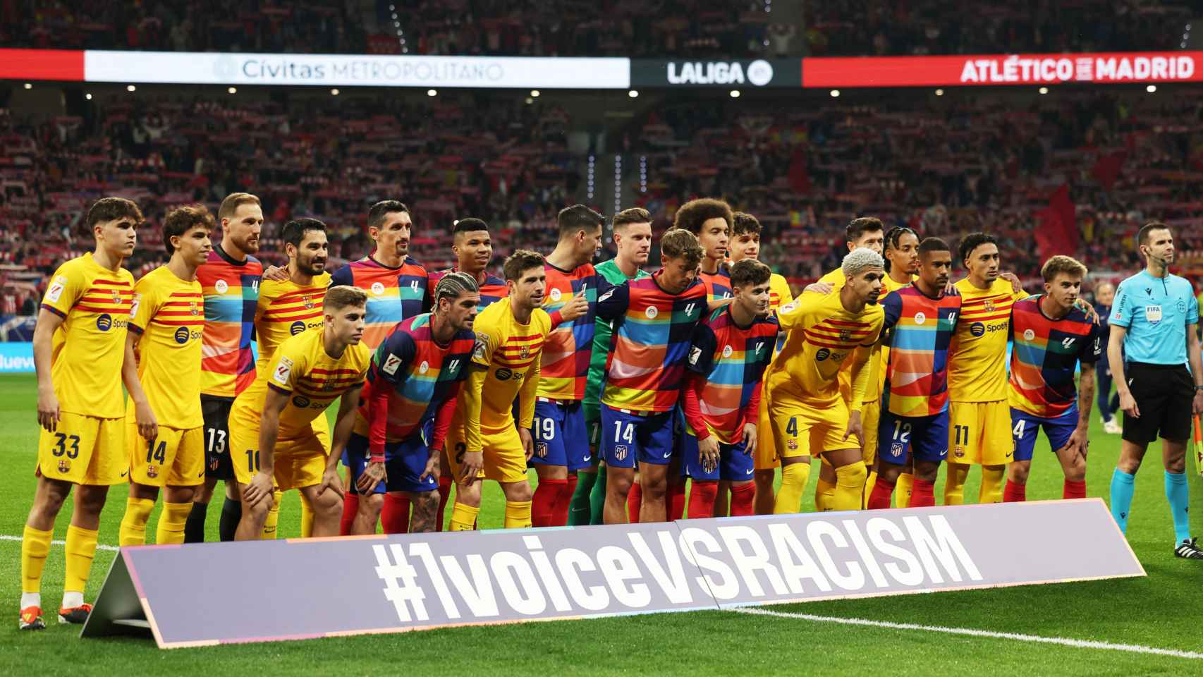 Los jugadores del FC Barcelona sí se unieron a la foto de familia junto con los jugadores del Atleti y el lema de campaña 1 Voice Vs Racism