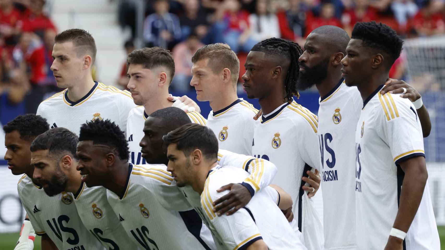 Los jugadores del Real Madrid con camisetas contra el racismo en El Sadar