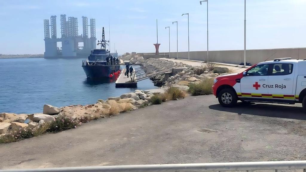 La llegada de la embarcación de rescate al puerto de Alicante este domingo.
