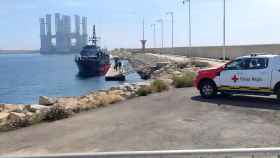 La llegada de la embarcación de rescate al puerto de Alicante este domingo.