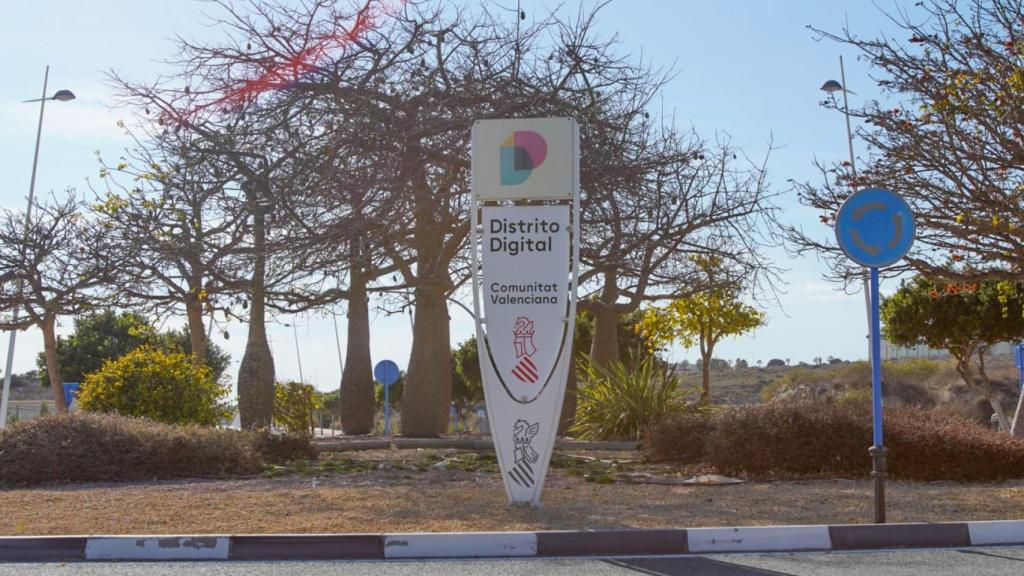 Cartel del Distrito Digital en la entrada del complejo Ciudad de la Luz.