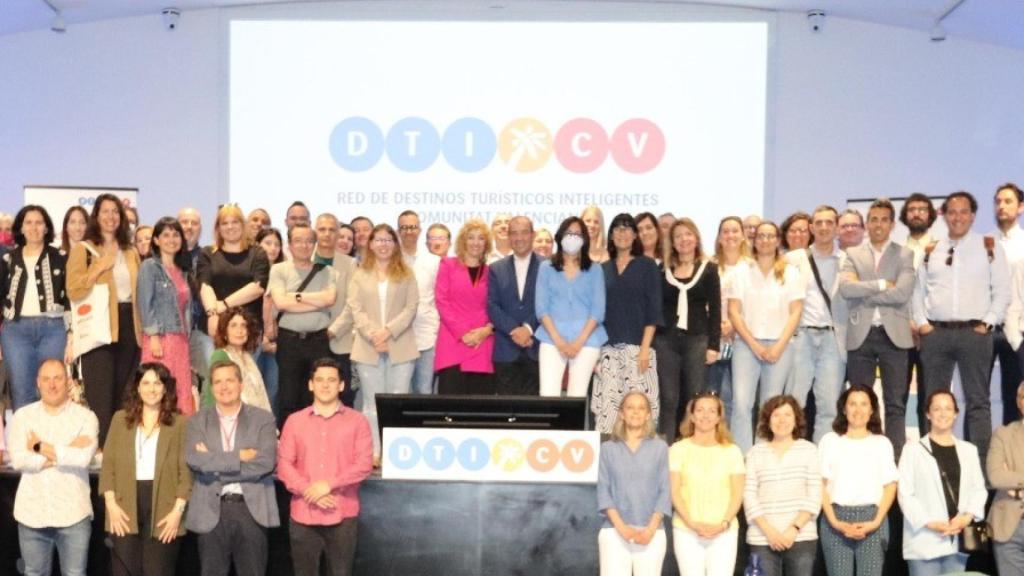 La foto de familia de los destinos turísticos inteligentes de la Comunitat Valenciana antes de FIDI.
