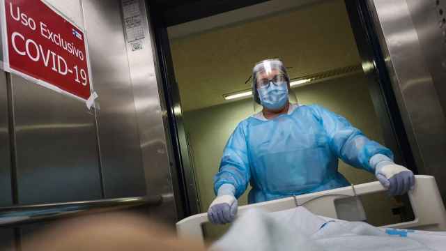 Una enfermera trasladando a un paciente durante la pandemia del Covid-19