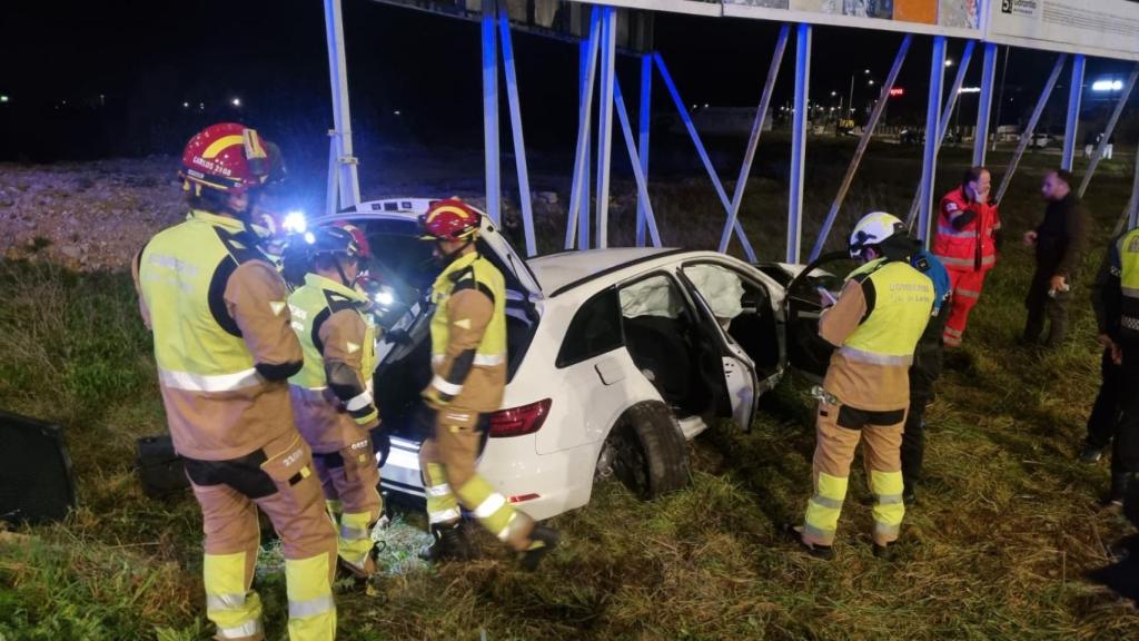 Los Bomberos de León trabajan en el lugar del accidente