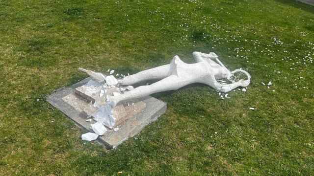 Escultura de la tenista destrozada en Carbajosa