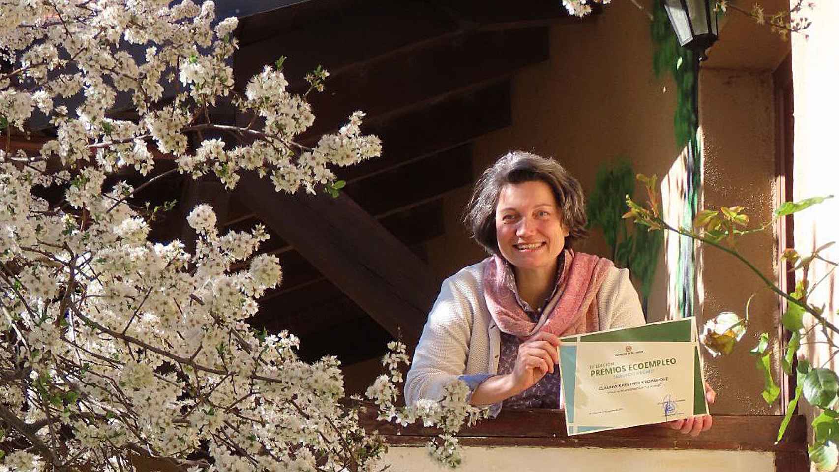 Claudia con el Premio Ecoempleo en su ecohotel rural