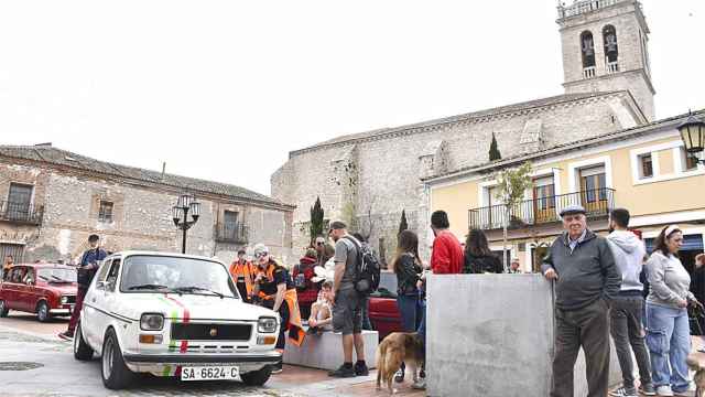 Los coches clásicos invaden Aldeamayor de San Martín