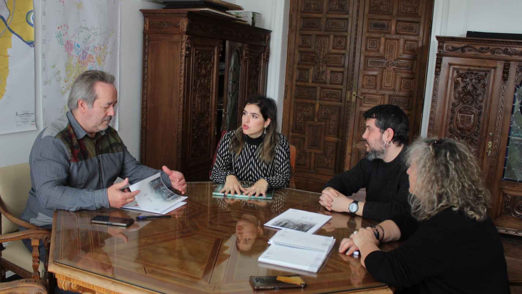 Reunión del alcalde de Zamora, Francisco Guarido, con la directora de Acción Humanitaria, Desarrollo y Emergencias del Comité Español de UNRWA, Lorena Gamito