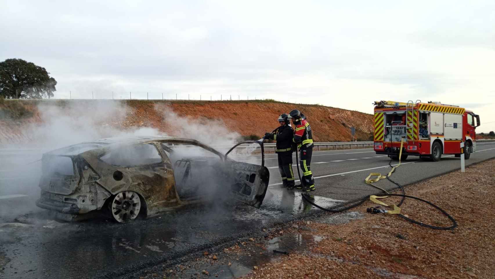 El vehículo tras incendiarse en la A-66