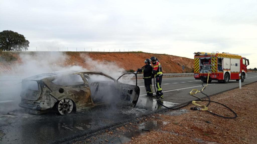 El vehículo tras incendiarse en la A-66