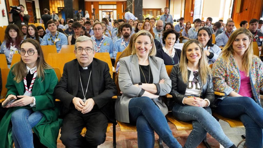 La consejera de Familia e Igualdad de Oportunidades, Isabel Blanco, interviene en la XXXV Asamblea General Ordinaria de Scouts de Castilla y León-MSC y presenta la campaña de actividades de verano del Instituto de la Juventud. Junto a ella, el arzobispo de Valladolid y presidente de la Conferencia Episcopal Española, Luis Argüello