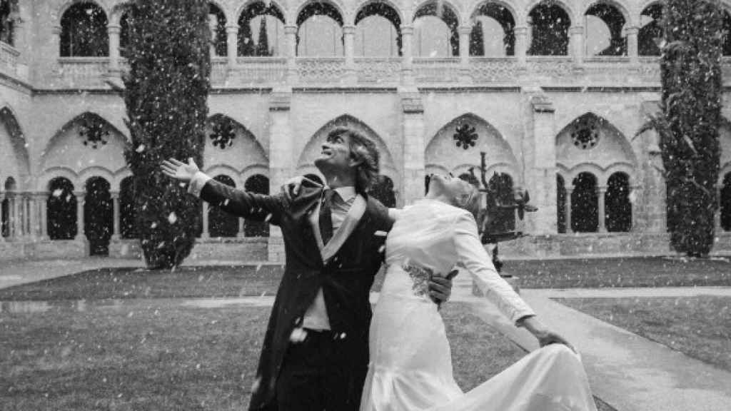 Ana y Miguel disfrutando bajo la nieve el día de su boda