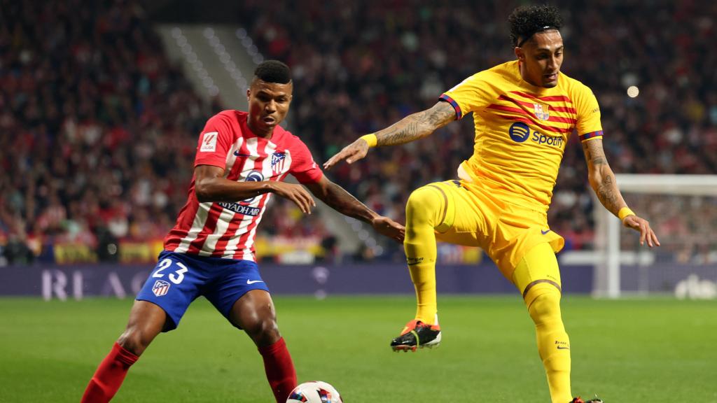 Raphinha y Reinildo pelean por un balón.