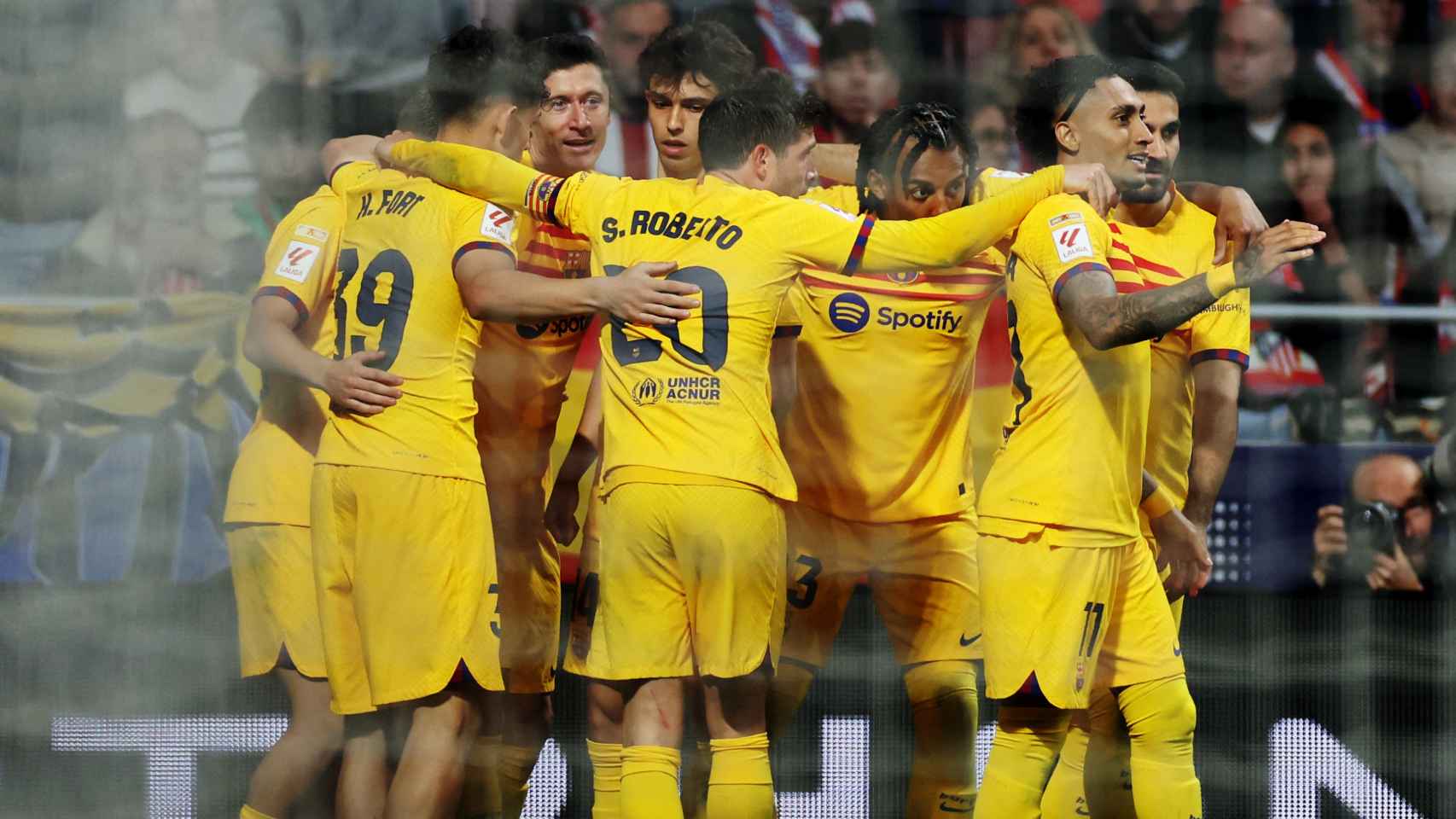 Los jugadores del Barça celebran el gol de Lewandowski