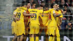Los jugadores del Barça celebran el gol de Lewandowski