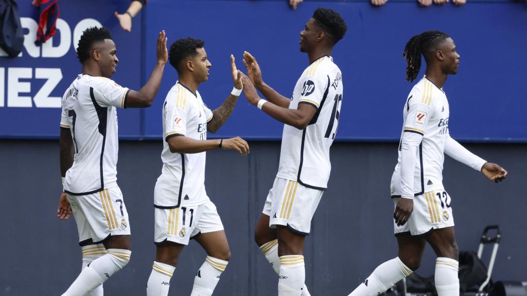 Los jugadores del Real Madrid, durante el duelo ante Osasuna