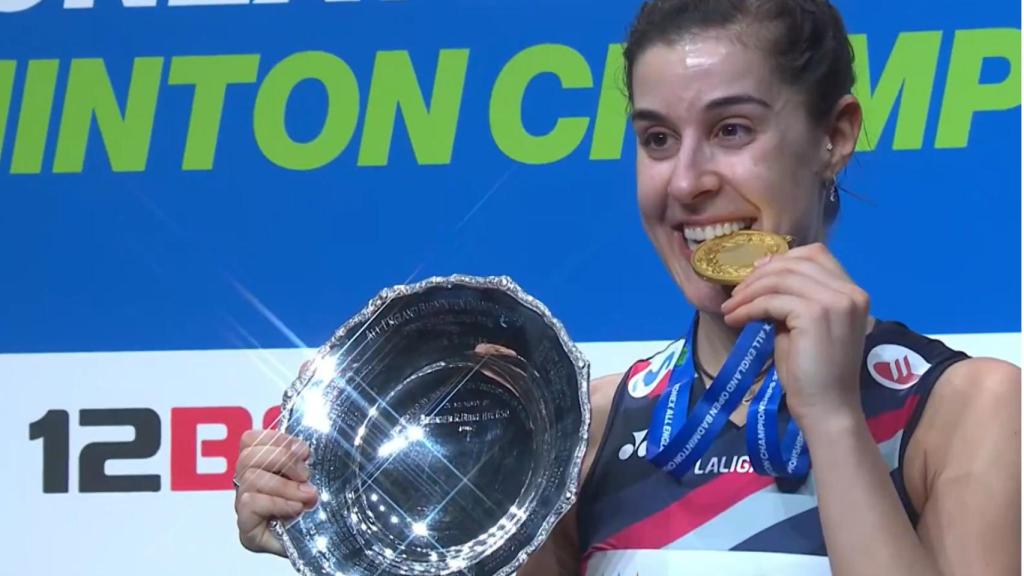 Carolina Marín celebra su triunfo en el All England.