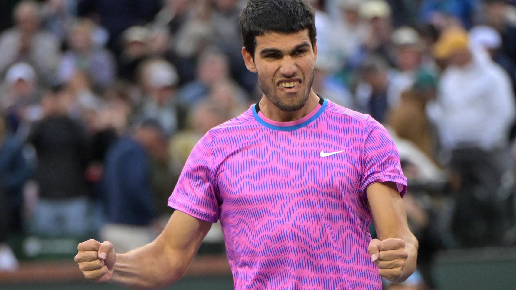 Carlos Alcaraz celebra su victoria frente a Jannik Sinner, en las semifinales de  Indian Wells.