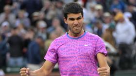 Carlos Alcaraz celebra su victoria frente a Jannik Sinner, en las semifinales de  Indian Wells.