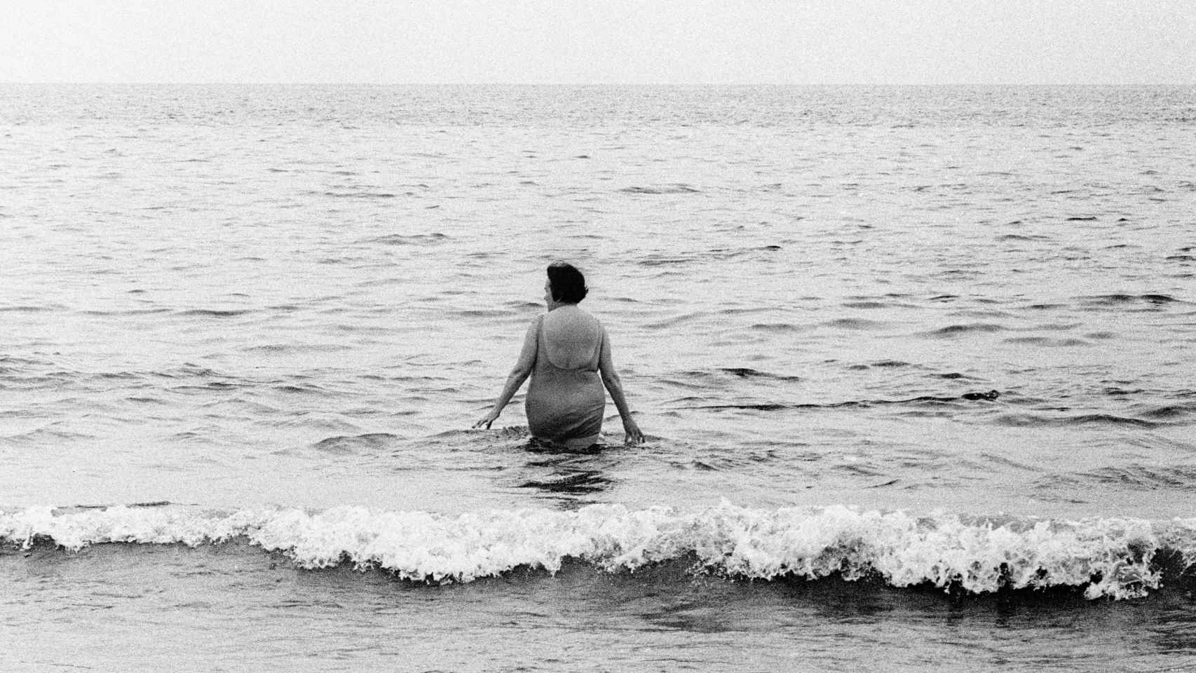 'Entrando al mar'. Sitges, 1966 © Archivo Colita Fotografía