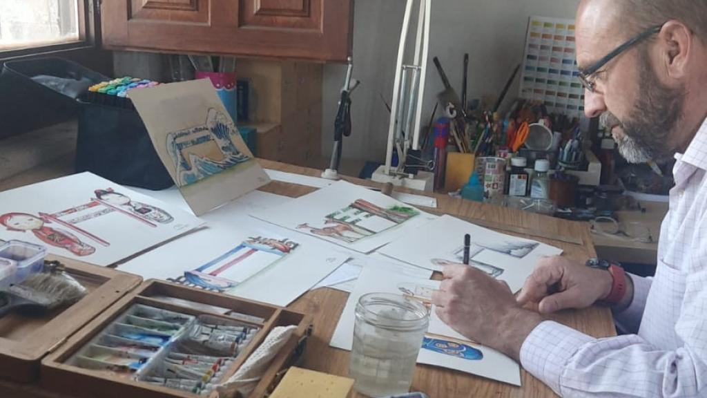 El ilustrador Luis Felipe Tello en su estudio.