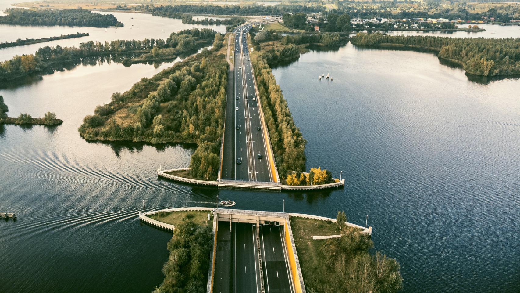 El acueducto Veluwemeer en el lago Veluwe, en Países Bajos.