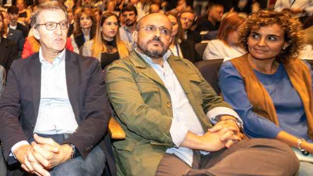 Feijóo, Alejandro Fernández y Dolors Montserrat, el 23 de octubre de 2022 en el Teatre de l'Escorxador de Lérida, durante el 13 Congreso del PP catalán.