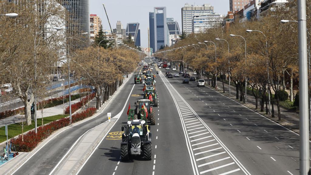 Varios tractores a su paso por el Paseo de la Castellana este domingo en Madrid.