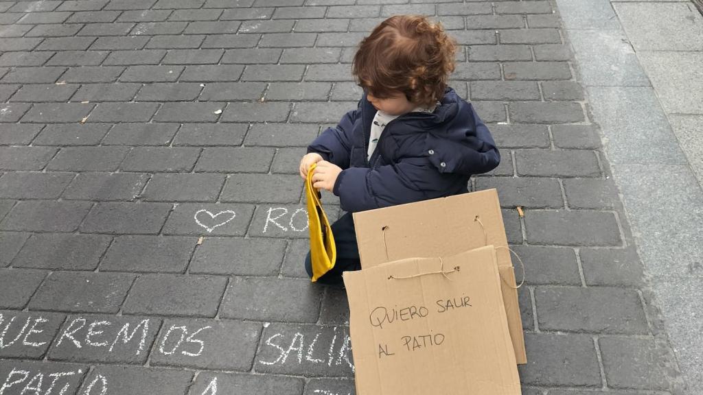 Protesta de los padres y niños de la escuela municipal El Olivar, en Lavapiés, que llevan más de un mes sin patio por desperfectos en el edificio colindante.