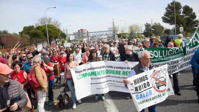 Decenas de personas durante una manifestación de los vecinos de Aluche y Campamento, este domingo.