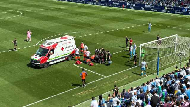 Dioni da el susto en el Málaga CF vs. Intercity y se retira en ambulancia de La Rosaleda