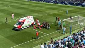 Dioni da el susto en el Málaga CF vs. Intercity y se retira en ambulancia de La Rosaleda