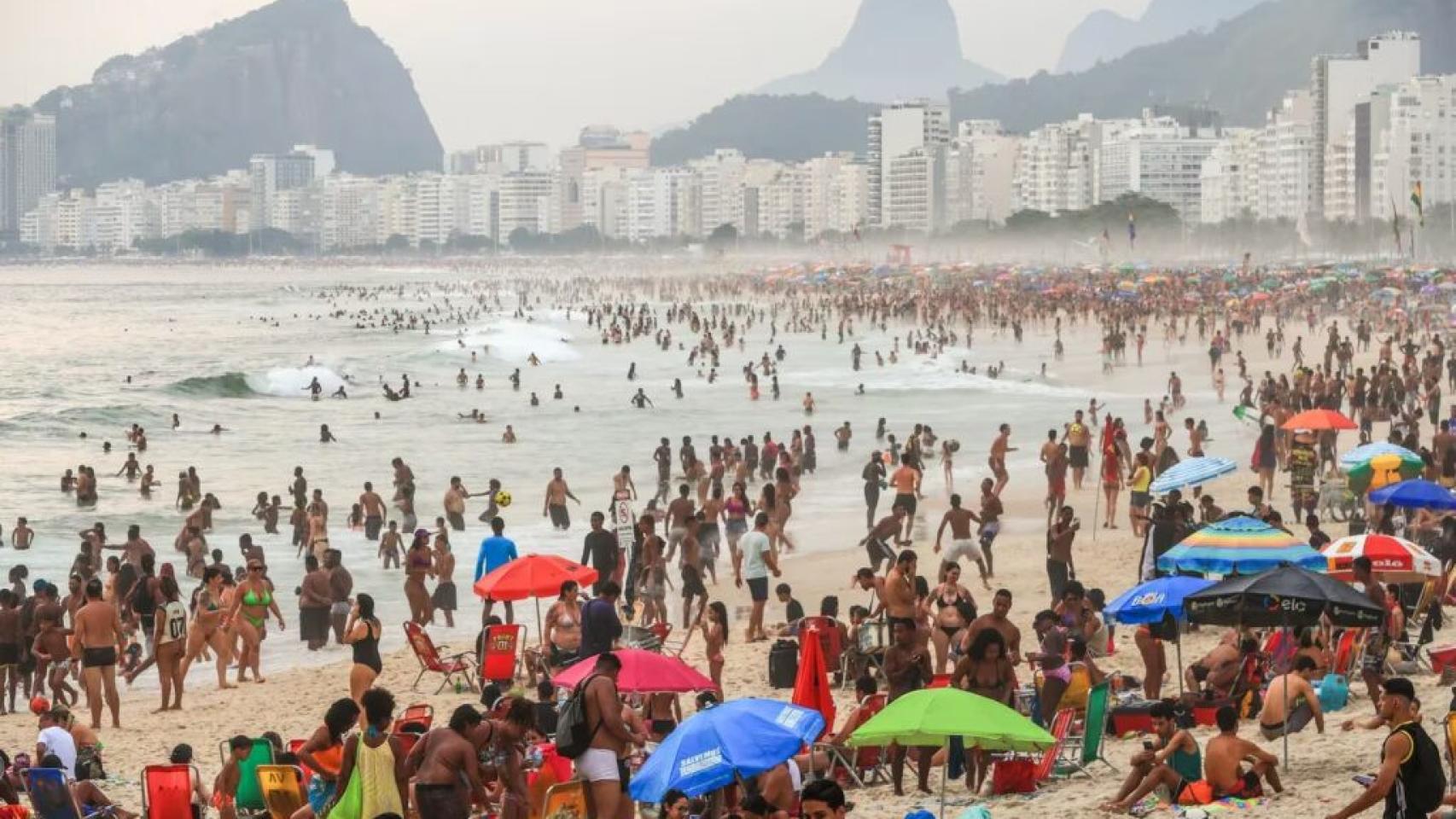 Personas se refrescan en las playas por la ola de calor en Río de Janeiro.
