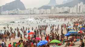 Personas se refrescan en las playas por la ola de calor en Río de Janeiro.