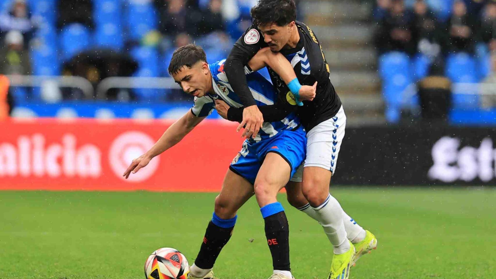 Yeremay encimado por un jugador del Sabadell.