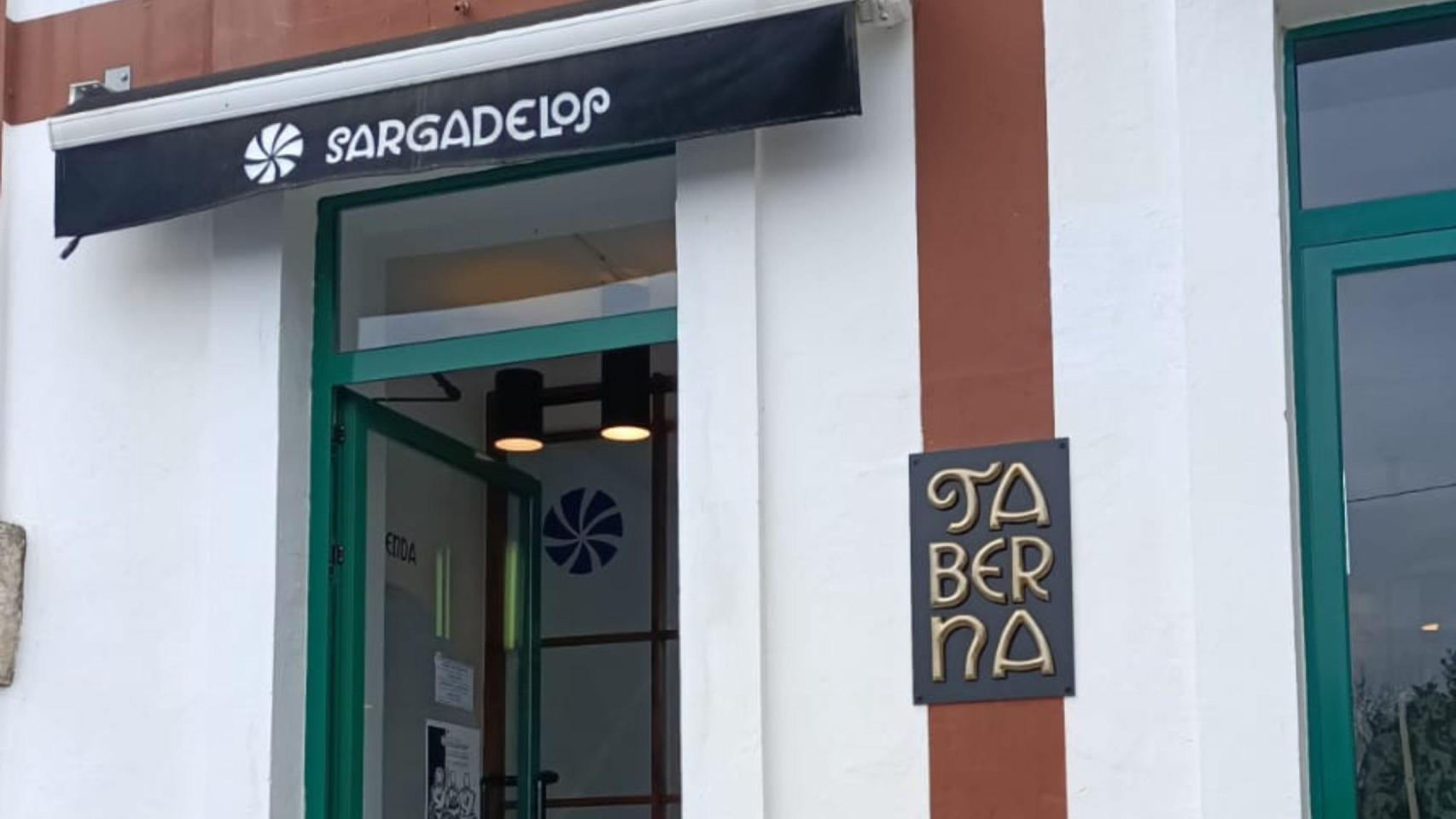 El exterior de la Taberna Sargadelos de Sada.