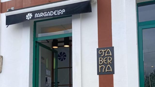 El exterior de la Taberna Sargadelos de Sada.