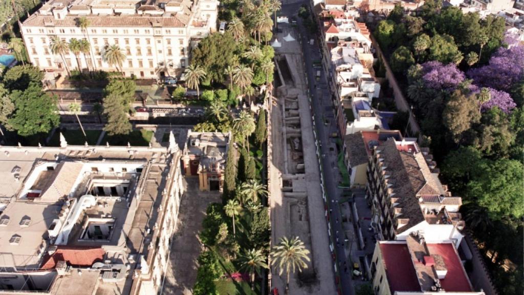 Vista aérea de la calle de San Fernando donde puede apreciarse la muralla de la ciudad, barbacana o antemuralla y una de las torres defensivas halladas.