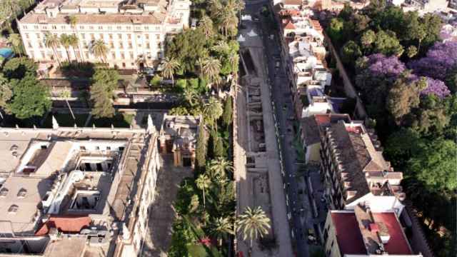Vista aérea de la calle de San Fernando donde puede apreciarse la muralla de la ciudad, barbacana o antemuralla y una de las torres defensivas halladas.