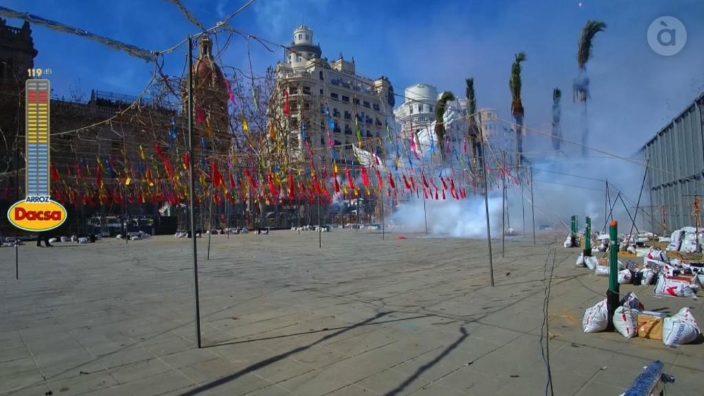 Imagen de la 'mascletà' de À Punt desde la Plaza del Ayuntamiento de Valencia. EE