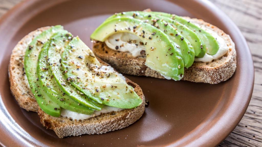 El aguacate: uno de los frutos saludables más recomendados por su valor nutricional.